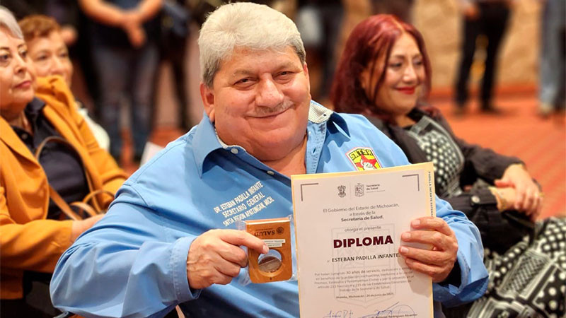 SNSTA Sección 21 entrega medallas y uniformes a trabajadores del Sector Salud de Michoacán