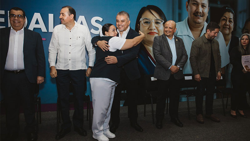 SNSTA Sección 21 entrega medallas y uniformes a trabajadores del Sector Salud de Michoacán