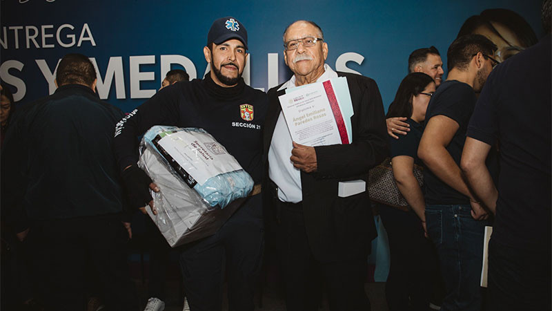 SNSTA Sección 21 entrega medallas y uniformes a trabajadores del Sector Salud de Michoacán