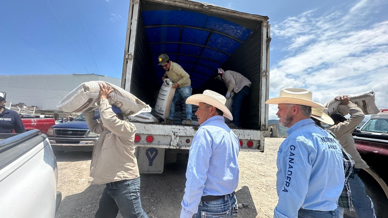 Entrega SEDEA alimento concentrado para ganado en Peñamiller, Querétaro 