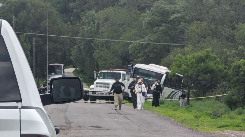 Trágico amanecer en Jerécuaro: Un ataque armado a un camión de trabajadores deja un muerto y cinco heridos 