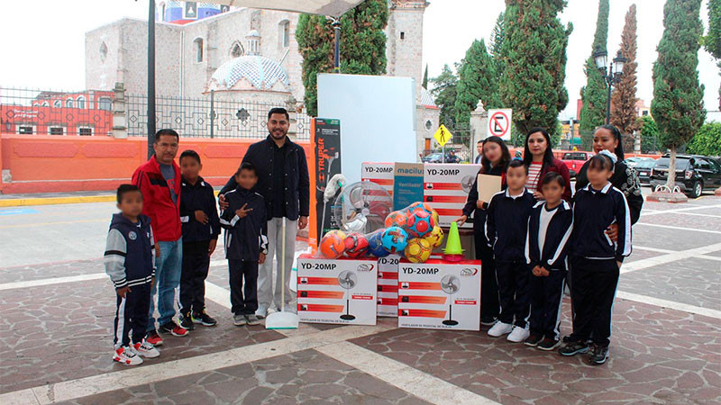 Alexis Velázquez fortalece la educación en Huandacareo, Michoacán; entrega material a 35 instituciones del municipio 