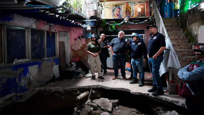 Por socavón, desalojan a ocho familias de un inmueble en la CDMX 