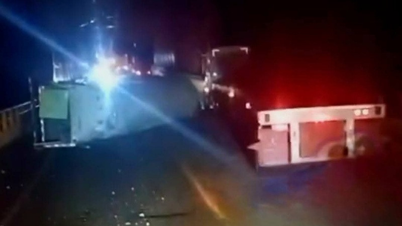Volcadura de pipa cargada con oxígeno, ocasiona cierre de la autopista Siglo XXI por más de 8 horas 