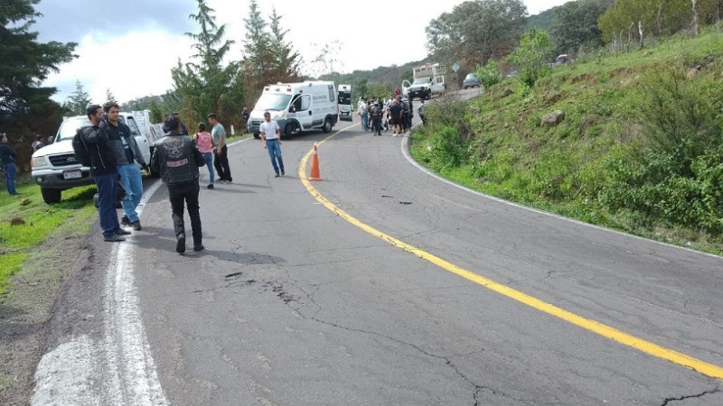 Motociclistas resultan heridos al accidentarse con su vehículo en la Zacapu-Quiroga  