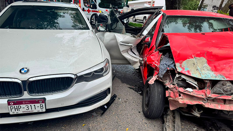 Morelia, Michoacán: Muere automovilista de un infarto y el automóvil choca contra otra vehículo  