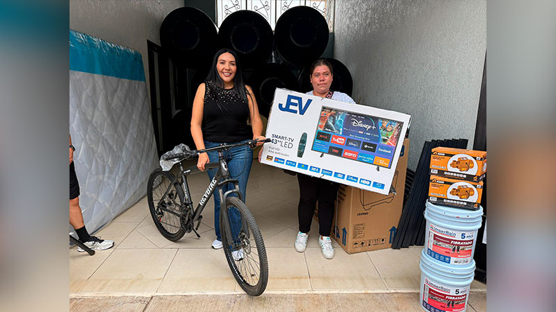 Adriana Campos Huirache continúa gestionando y entregando apoyos a familia de Jacona 