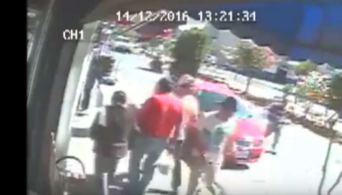 VIDEO: Frente a transeúntes y de día, asaltan a joven mujer en Ecatepec 