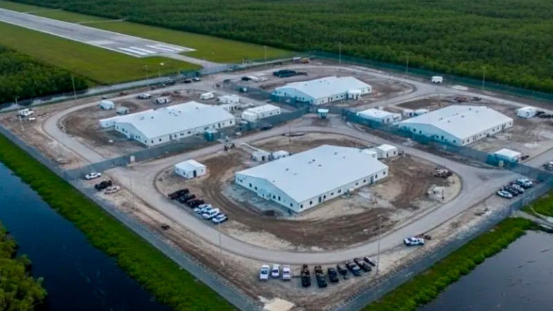 Rechaza Sheinbaum criminalización de migrantes tras apertura de "nuevo Alcatraz" en Florida 