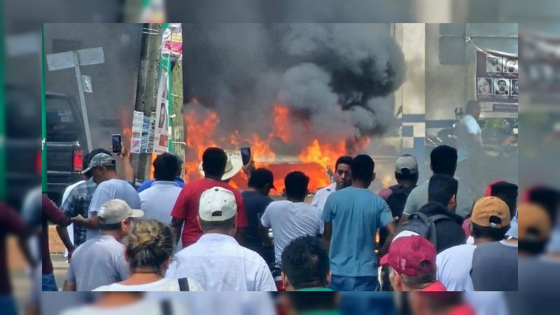 Explota Tezonapa, Veracruz, contra autoridades de Tránsito: Ciudadanos amarran a policías y queman patrullas 