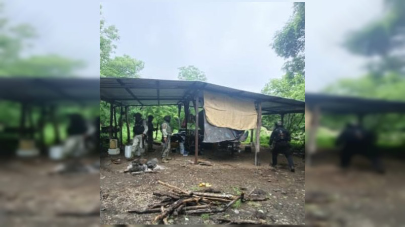 Desmantelan campamento y detienen a tres hombres con armas y granadas en Buenavista, Michoacán 