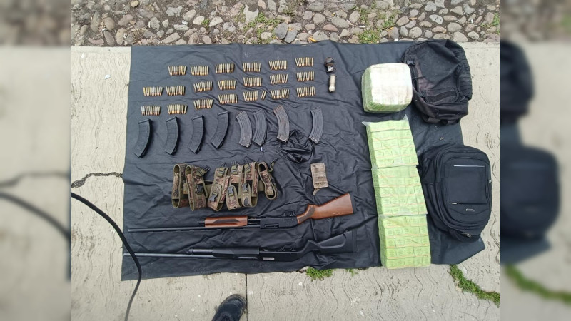 Desmantelan campamento y detienen a tres hombres con armas y granadas en Buenavista, Michoacán 