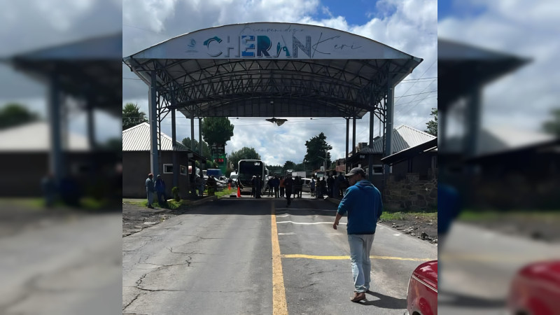 Chocan en fuerte balacera Ronda Comunitaria y civiles armados en Cherán, Michoacán: Bloquean accesos al municipio 