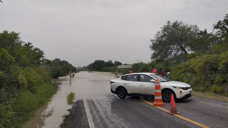 Cierran la carretera Victoria-Tampico por inundaciones; autos quedan varados 