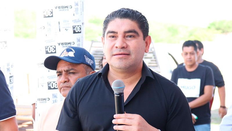 Inicia Pablo Varona techo elevado en Primaria de La Parota en Huetamo 