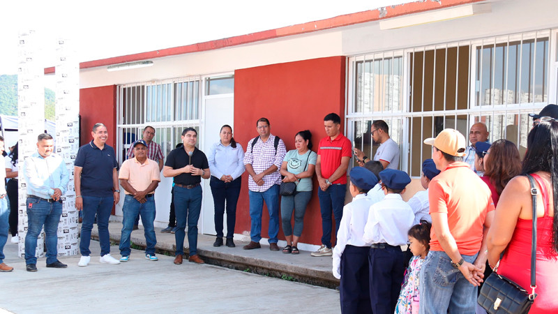 Inicia Pablo Varona techo elevado en Primaria de La Parota en Huetamo 