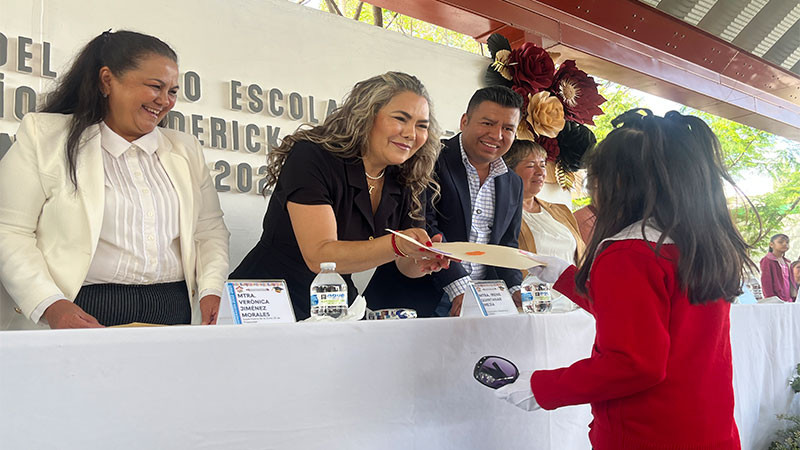 Encabeza Irene Quintanar Mejía ceremonias de clausura del ciclo escolar en Querétaro 
