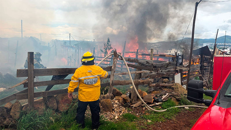 Incendio reduce a cenizas siete casas de madera en Morelia, Michoacán  