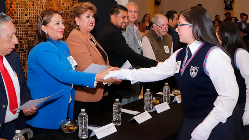 Acompaña Alma Mireya González el cierre de ciclo en el Colegio Don Vasco 