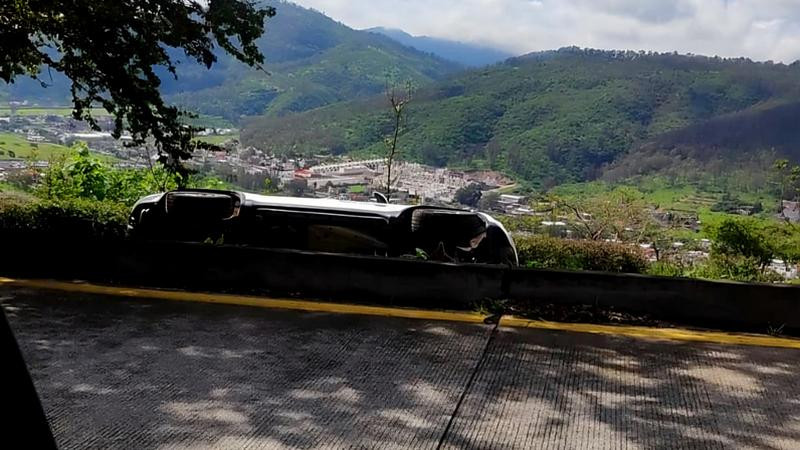 Vehículo vuelca en Ciudad Tres Marías de Morelia; servicios de emergencia atienden 