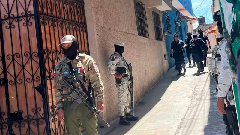 Cae ex policía en posesión de arma, estupefacientes y auto alterado, en Morelos 