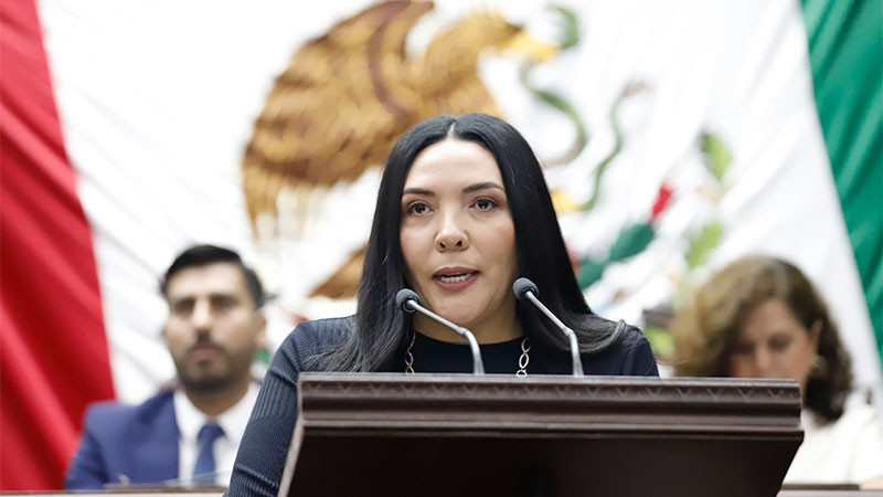 Adriana Campos propone homenajear a los migrantes michoacanos con inscripción en el muro con letras doradas del Congreso 