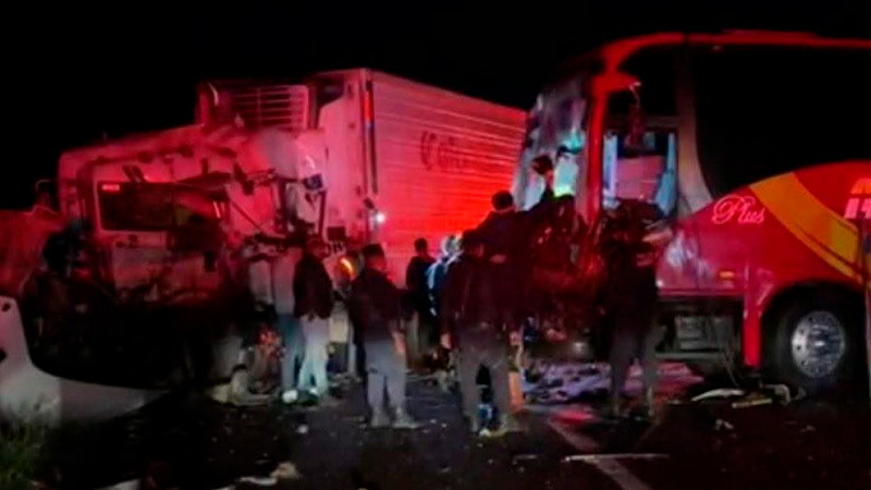 Choque de camión y tráiler en la Zamora-La Piedad deja 15 heridos 