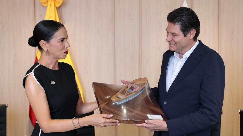 Celebra Alfonso Martínez nuevo vuelo Morelia-Ixtapa 
