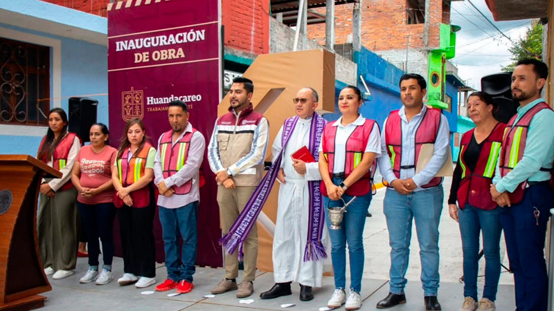 Alexis Velázquez, presidente municipal de Huandacareo, inaugura calle en la comunidad de San José Cuaro 