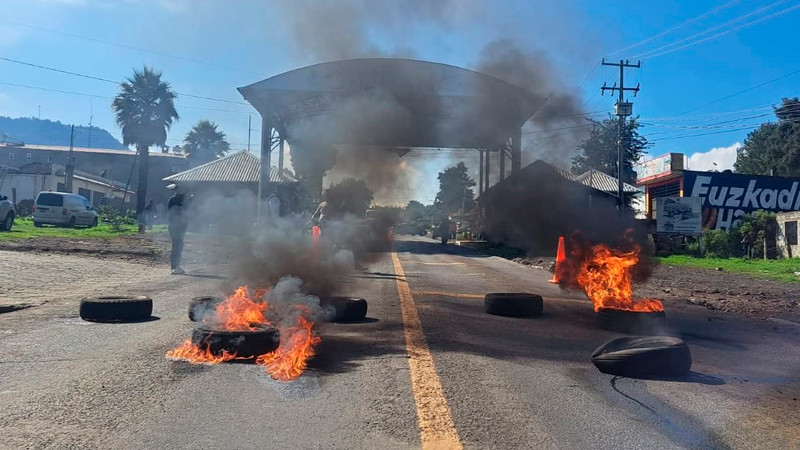 Comuneros de Cherán, Michoacán cierran entradas al municipio 