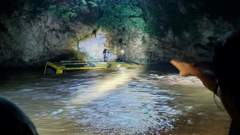 Al menos 8 muertos por caída de autobús a río en Guerrero 