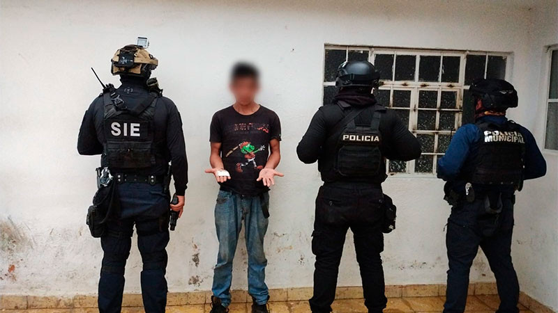 En Ario, Michoacán, aprehenden a taxista que transportaba sustancias ilícitas  