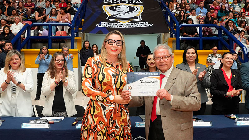 A construir proyectos y a trabajar en equipo, insta Yarabí Ávila a egresados de Bachillerato 