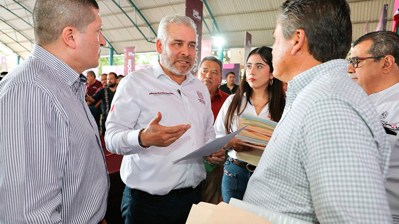 Compromete Bedolla garantizar abasto de agua potable en audiencia pública en Ario 
