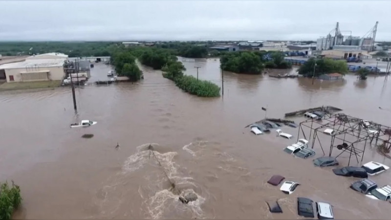 Buscan a 27 niñas desaparecidas tras el colapso de un campamento de verano en Texas, a causa de torrenciales lluvias 