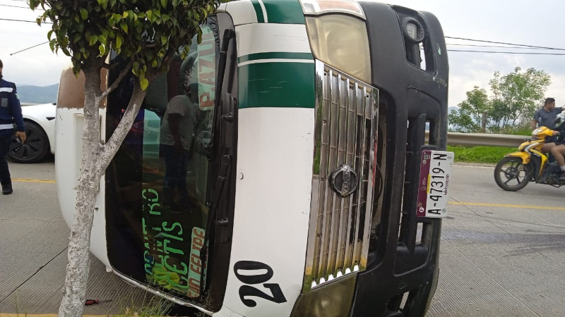 Volcadura de combi en la carretera Zitácuaro - Morelia deja un lesionado 