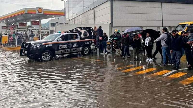 Se registran fuertes inundaciones por lluvias en Tultitlán, Estado de México 