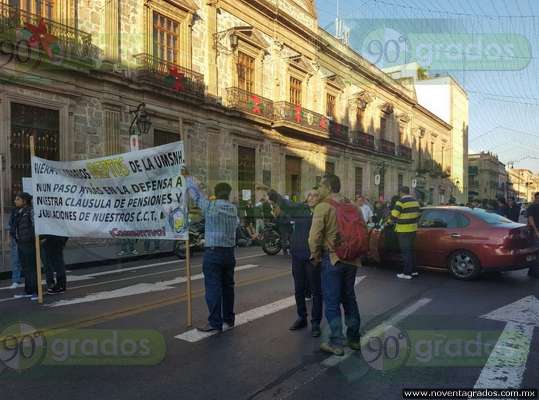 Morelia: Bloquean sindicalizados de la UMSNH la avenida Madero - Foto 0 