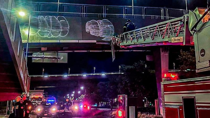 Cae de puente peatonal en Bernardo Quintana de Querétaro; lo estaba vandalizando 