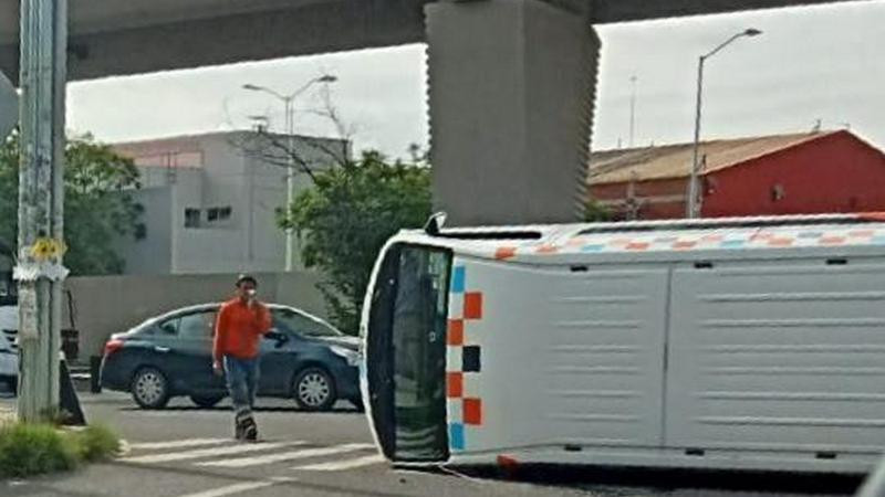 Vuelca camioneta de servicios públicos municipales en prolongación Bernardo Quintana de Querétaro 
