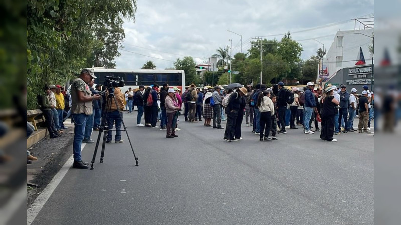 Se atrinchera Cherán y en Morelia se manifiestan por su causa, tras incursión de comando armado: Bloquean Libramiento frente a Casa Michoacán 