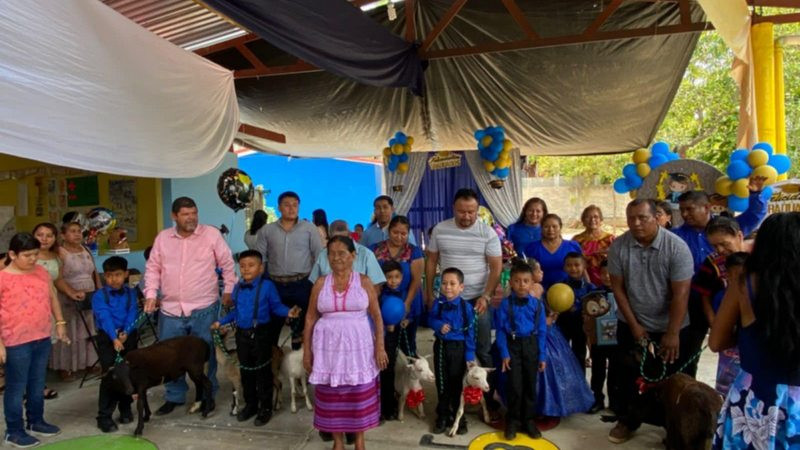 Migrante oaxaqueño regala chivos a niños de preescolar como obsequio de graduación 