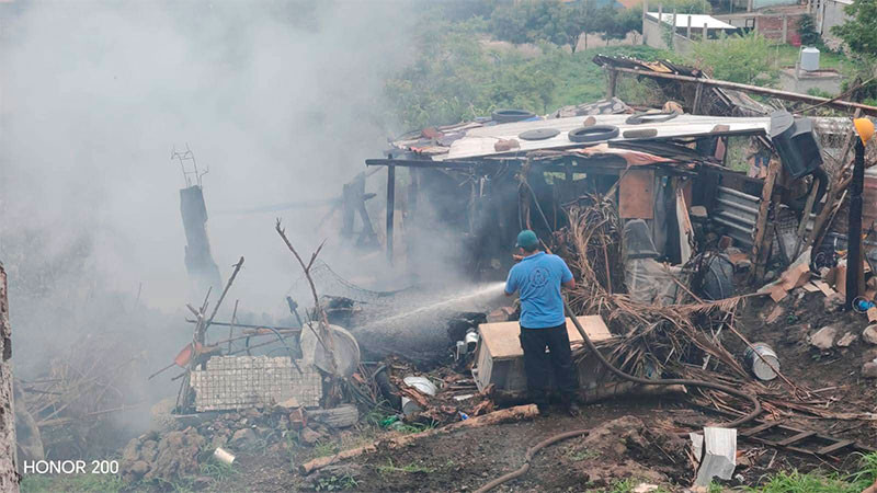 Se quema humilde vivienda en Apatzingán, Michoacán, solo hubo daños materiales  