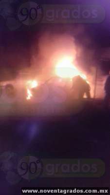 Se incendia vehículo en Tarímbaro, Michoacán - Foto 0 