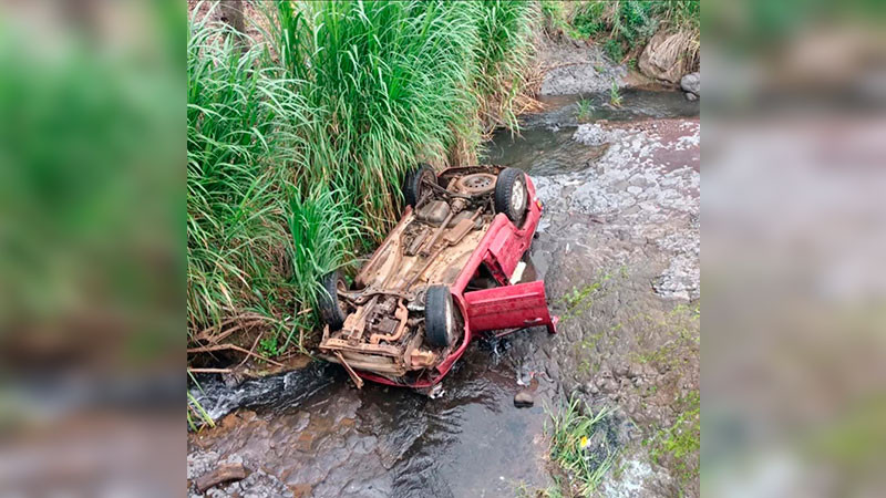 Muere conductor al accidentarse con su vehículo en Peribán, Michoacán  
