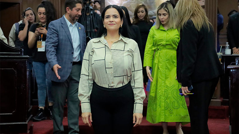 Nueva alcaldesa de Tepalcatepec evade preguntas; sale corriendo tras tomar protesta en Congreso local 
