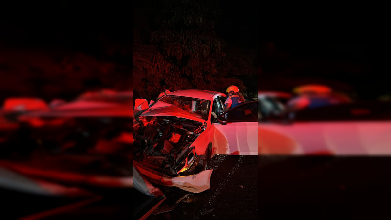 Falta de señalización provoca aparatoso choque en la autopista Feliciano-Arteaga, en Michoacán; un adulto y un menor resultan heridos 