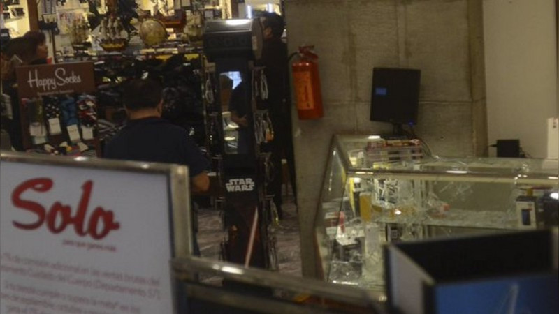 Sujetos armados irrumpen en tienda departamental de la Ciudad de México; efectúan disparos y roban relojes de lujo 
