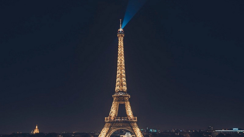 Detienen a paracaidistas que saltaron desde la Torre Eiffel 