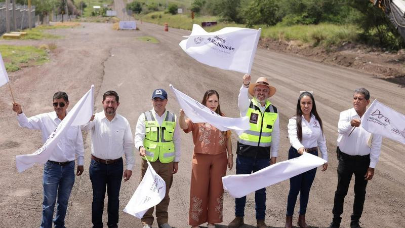 Arranca Bedolla rehabilitación carretera federal Apatzingán-Buenavista-Tepalcatepec 
